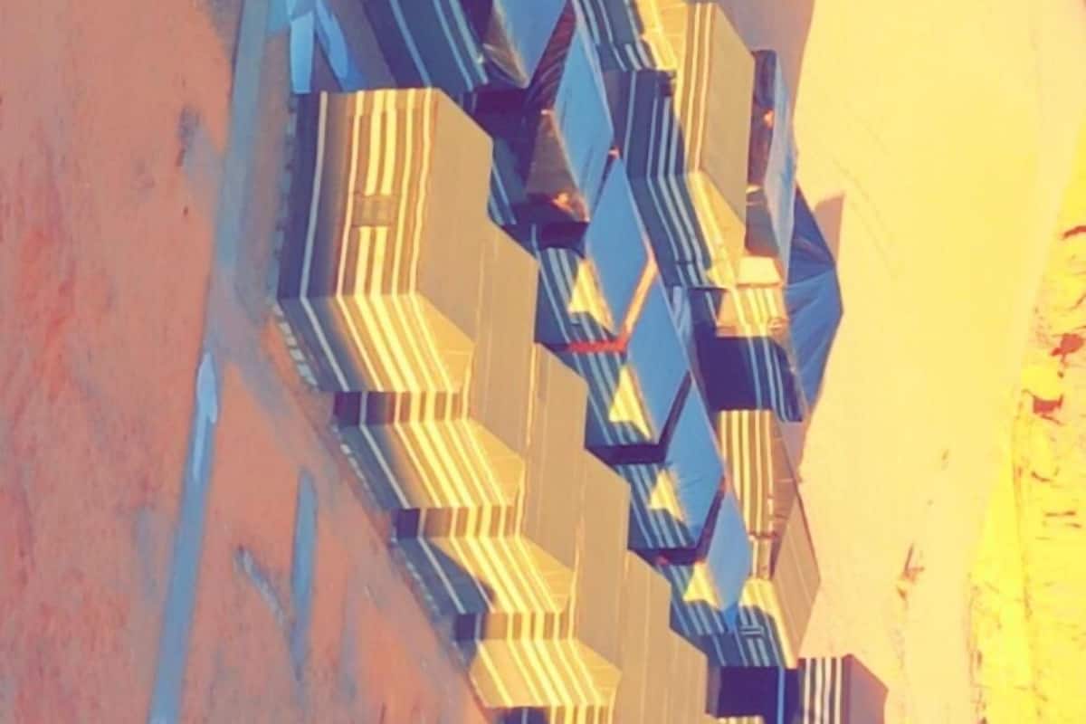 Una serie de estructuras geométricas y a rayas dispuestas en un patrón lineal.