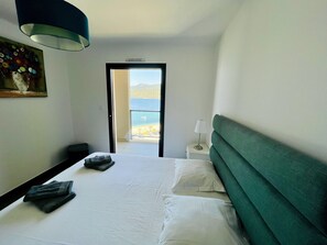 2 bedrooms, iron/ironing board, travel crib, free WiFi - Superb T3 air-conditioned seafront with beach access in the center of Propriano. (Propriano)