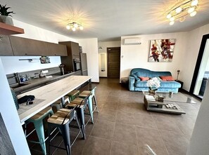 Smart TV, stereo - Superb T3 air-conditioned seafront with beach access in the center of Propriano. (Propriano)