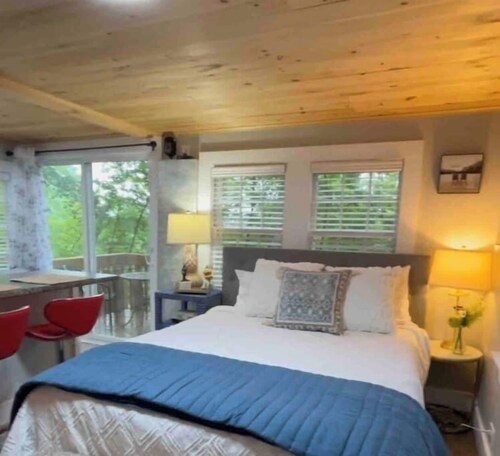 Cheerful Cottage Close to Everything 13