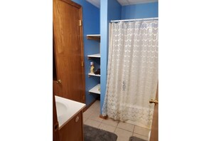 Douche, sèche-cheveux, serviettes fournies, savon