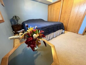 2 bedrooms, iron/ironing board, WiFi