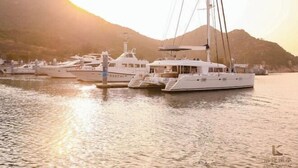 Un port de plaisance où sont amarrés plusieurs yachts.