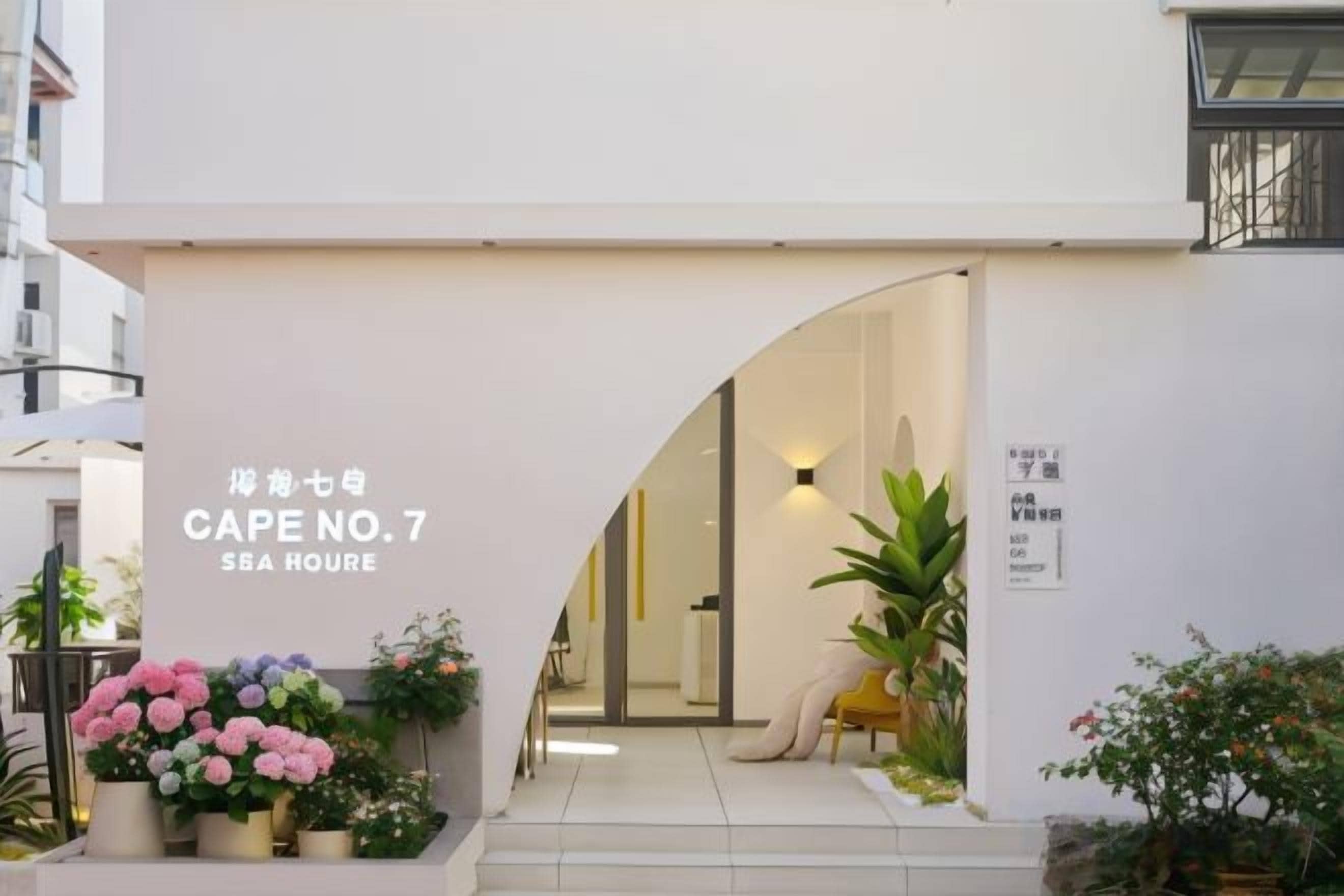 L’entrée d’un immeuble, avec une enseigne indiquant : « CAPE NO. 7 SPA HOUSE ».