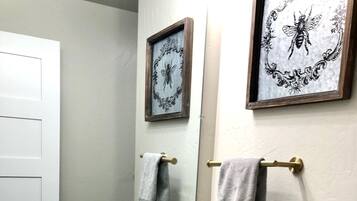 Regadera, secadora de cabello, toallas, jabón