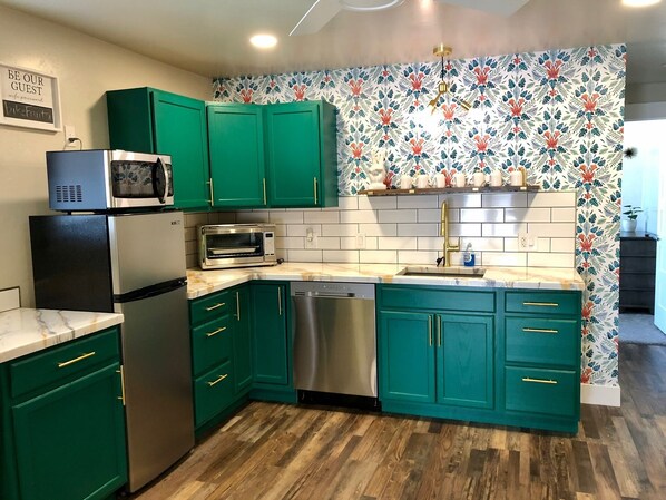 Kjøleskap, ovn og oppvaskmaskin