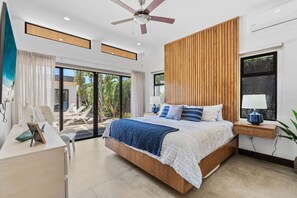 Escritorio, tabla de planchar con plancha, wifi y ropa de cama