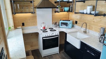 Een koelkast, een microgolfoven, een oven, een vaatwasser