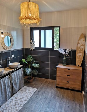 Douche, sèche-cheveux, serviettes fournies, papier toilette