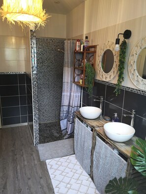 Douche, sèche-cheveux, serviettes fournies, papier toilette