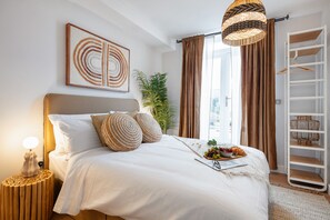 1 slaapkamer, een bureau, een strijkplank/strijkijzer, reisbedje