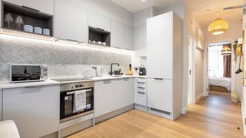 Réfrigérateur, micro-ondes, four, plaque de cuisson