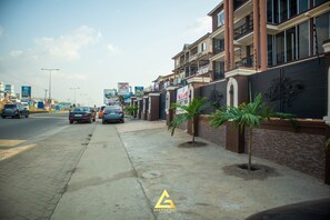 Exterior - George Vee (Kumasi)