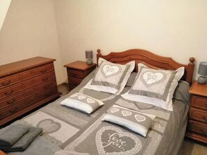 5 bedrooms, bed sheets