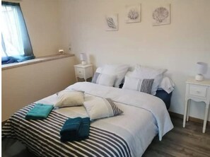 5 bedrooms, bed sheets