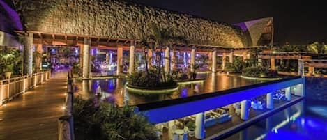 Una piscina techada, una piscina al aire libre