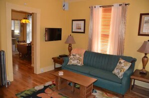 Smart-TV, DVD-Player, Bücher, Videothek