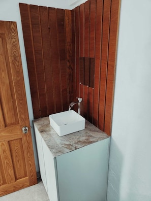 Shower, towels, soap, toilet paper - Cosy space to stay (Portsmouth)