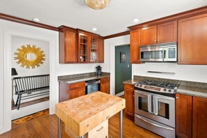 Fridge, microwave, oven, stovetop - GreenLeaf | Close to UVA and Downtown, Sleeps 7 with Yard! (Charlottesville)