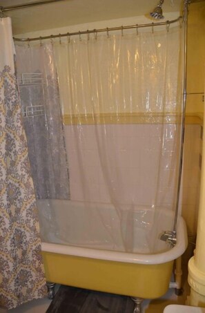Haartrockner, Handtücher, Seife, Shampoo