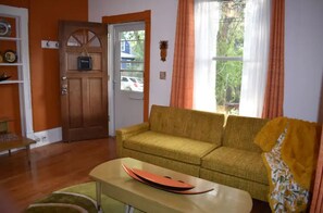 Smart TV, Netflix, DVD player, books