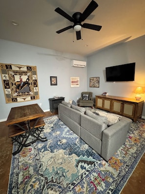 Living area - Yellowstone Hideaway (Livingston)