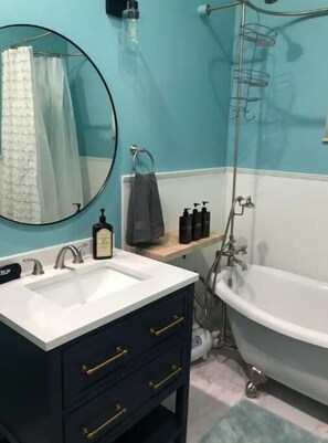 Douche, sèche-cheveux, serviettes fournies, savon