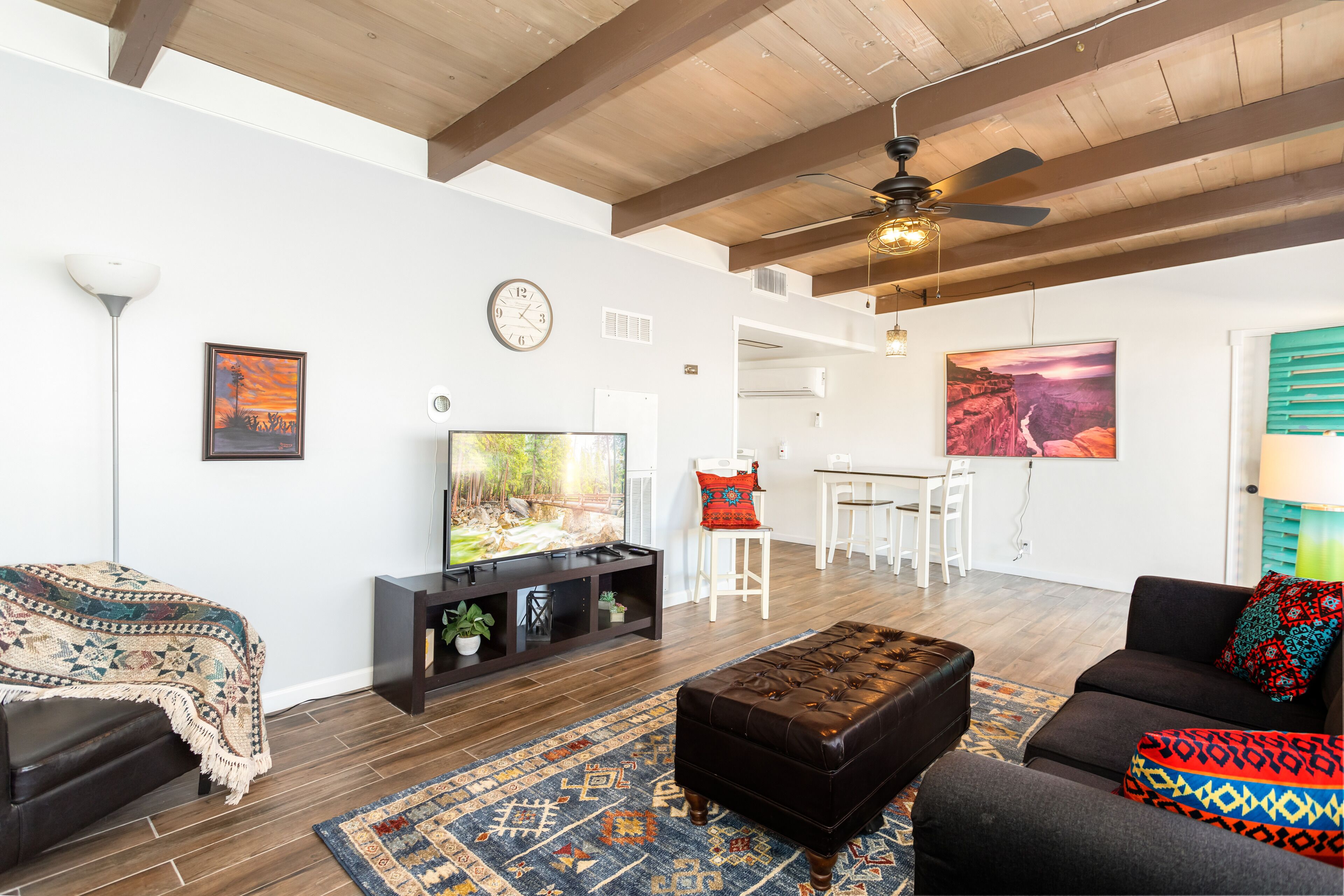 Smart TV, chimenea y libros 
