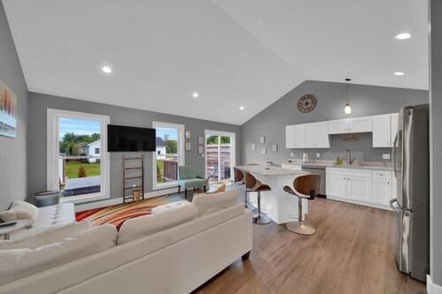 Paradise Cove: Sleeps 6 w/Hot Tub, Walk to Beach & Downtown