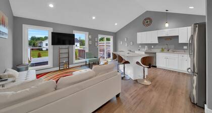 Paradise Cove: Sleeps 6 w/Hot Tub, Walk to Beach & Downtown