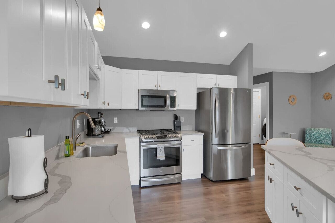 Een koelkast, een microgolfoven, een oven, een kookplaat