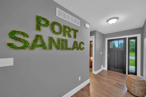 Paradise Cove: Sleeps 6 w/Hot Tub, Walk to Beach & Downtown