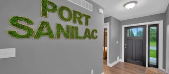 Paradise Cove: Sleeps 6 w/Hot Tub, Walk to Beach & Downtown