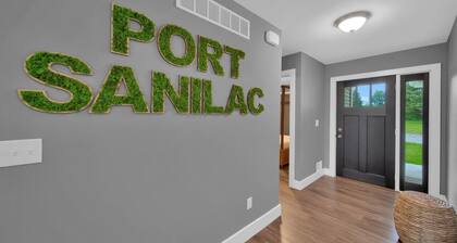 Paradise Cove: Sleeps 6 w/Hot Tub, Walk to Beach & Downtown