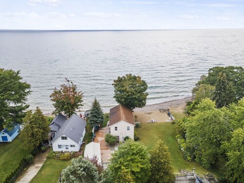 Walk out Beach! 2 homes on Lake Huron with Hot tubs!