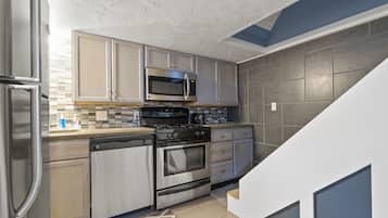 Frigorífico, microondas, horno y placa de cocina