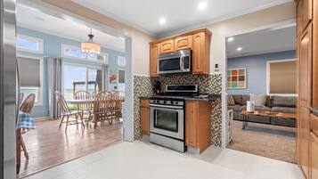 Jääkaappi, mikroaaltouuni, uuni, liesi