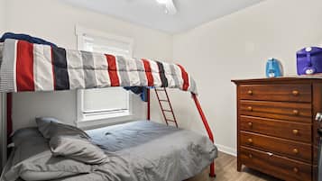 4 bedrooms, free WiFi, bed sheets