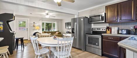 Frigorífico, microondas, horno y placa de cocina