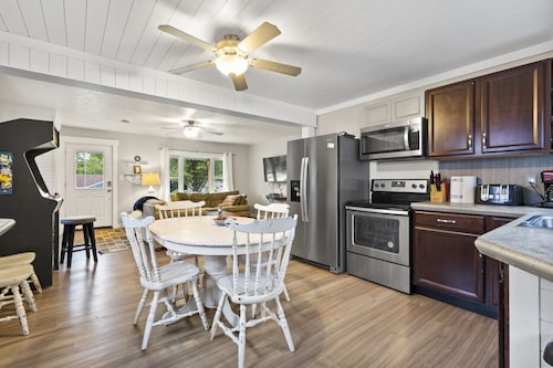 Nautical Nest w/hot tub, golf cart & arcade game