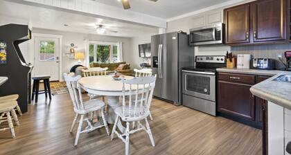 Nautical Nest w/hot tub, golf cart & arcade game