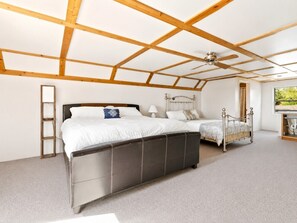 6 bedrooms, iron/ironing board, free WiFi, bed sheets