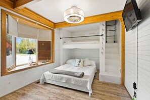 6 bedrooms, iron/ironing board, free WiFi, bed sheets - Ainsley's Cove - Swim spa open all year! (Port Sanilac)