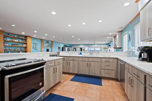 Frigorífic, microones, forn i placa de cuina 