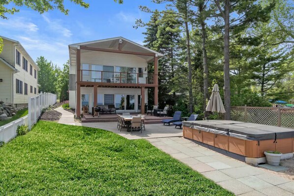 Outdoor dining - Libby`s Cove - Swim spa open all year! kayaks&more (Port Sanilac)