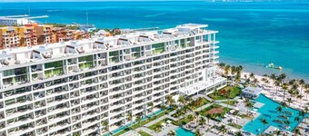 THREE BEDROOM PENTHOUSE LOFT WITH ROOFTOP JACUZZI, 5-DIAMOND RESORT