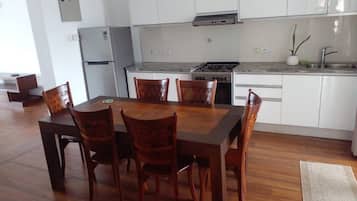 Departamento de lujo | Cocina privada | Microondas, arrocera, utensilios de cocina y isla de cocina