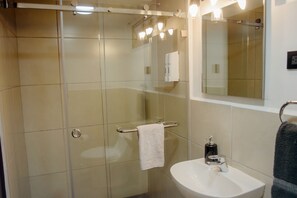 Shower, hair dryer, towels, soap - Modern apartment, 5 min from the central park! (Quezaltenango)