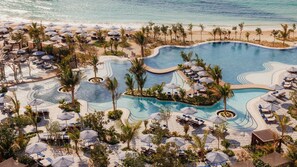 Una piscina cubierta, 3 piscinas al aire libre