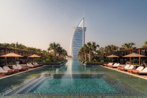 Una piscina techada, 3 piscinas al aire libre, camas de piscina gratis